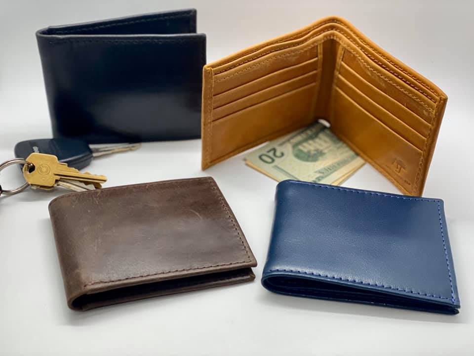 Classic men’s bi-fold wallet